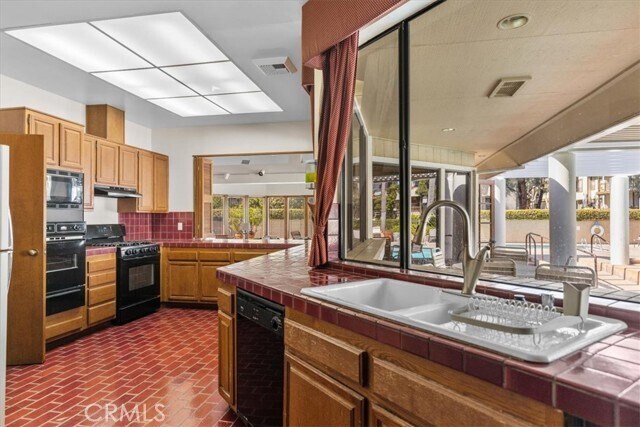 Building Photo - 2621 Plaza del Amo