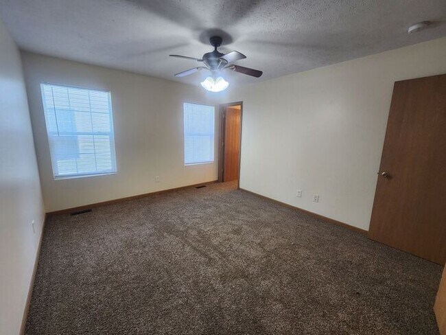 Building Photo - Enjoy comfortable living in this spacious all-electric home