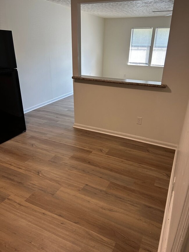 Building Photo - 144/146 Deer Creek Dr