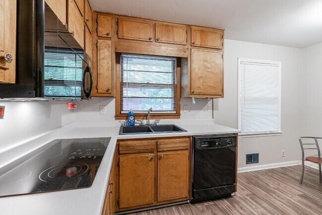 Building Photo - THE KNOLLVIEW | Spacious updated home just a 5-minute walk to bus 186, offering convenient and co...