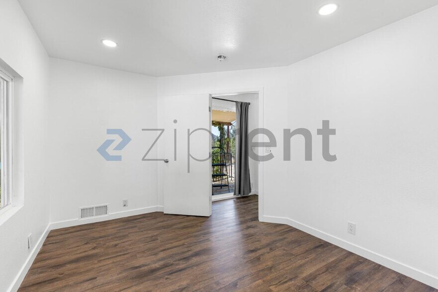 Building Photo - Unit