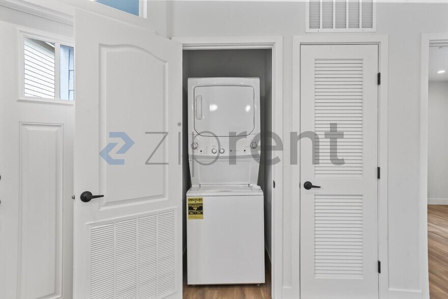 Building Photo - Unit
