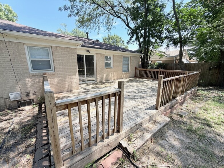 Building Photo - 1825 Drollinger St