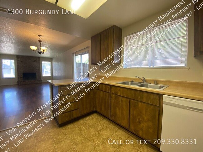Building Photo - 1300 Burgundy Ln