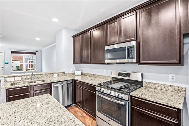 Building Photo - Commuter Friendly 3 Bed 3.5 Bath Townhome