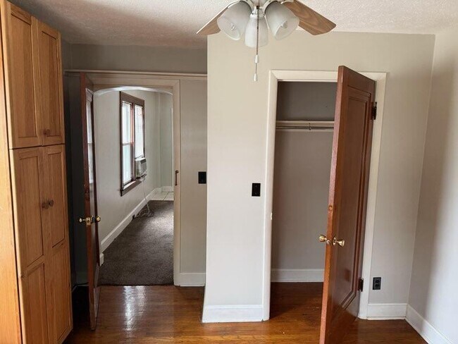 Building Photo - 19 N Rocky River Dr