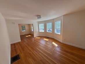 Building Photo - 87 Floral St