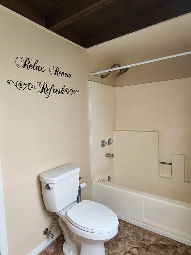 Building Photo - 2 Bedroom Home Located in Bloomfield