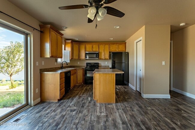 Building Photo - 4 Bedrooms, 3.5 Bathrooms, 2 Car Garage Home Fore Rent In Remington Estates