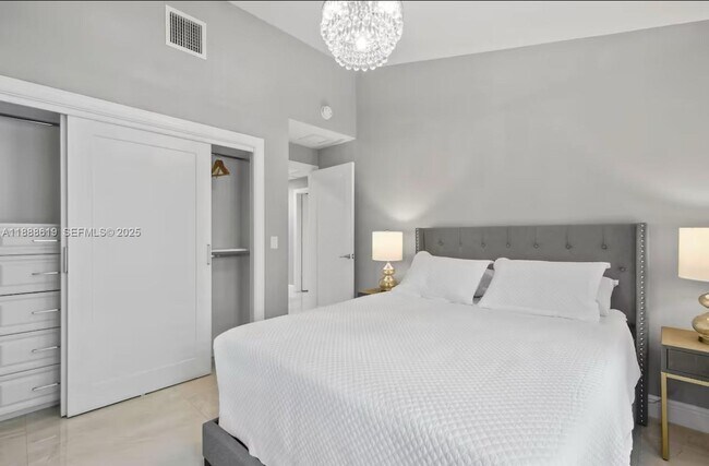 Building Photo - 7101 W Lake Dr