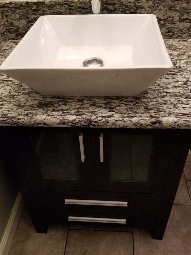 Building Photo - 1 BR Loft Available now