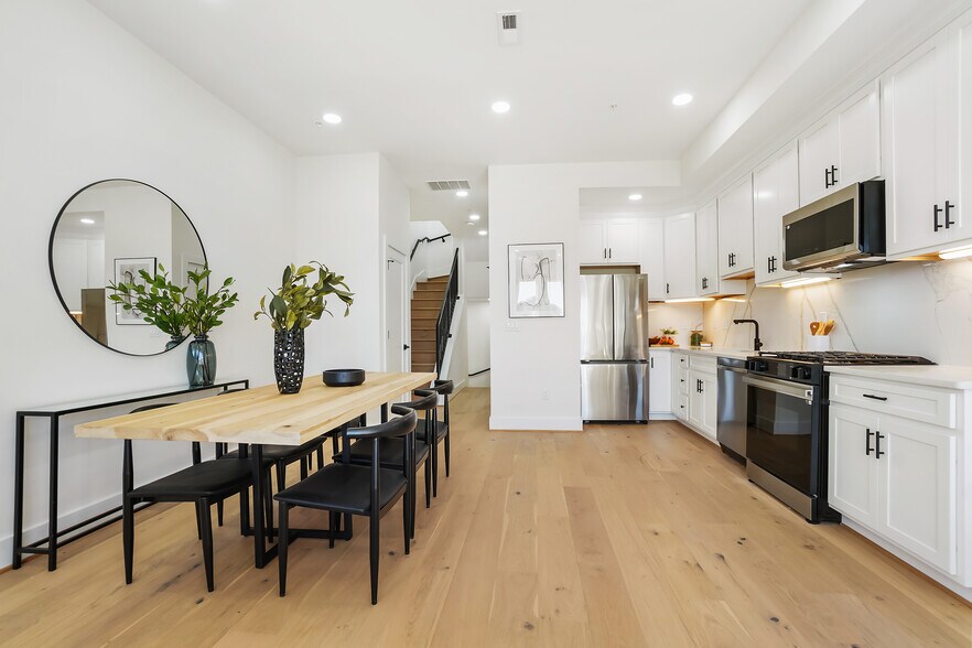 Building Photo - 808 12th St NE