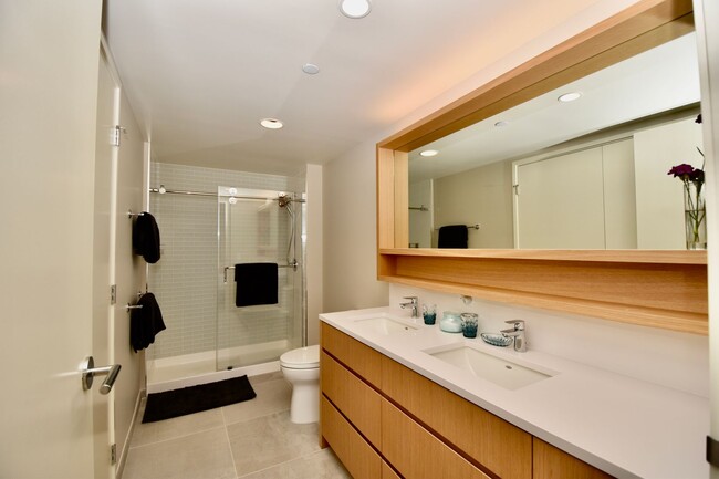 Building Photo - Furnished 2 bd / 2 bath / 1 parking (2nd s...