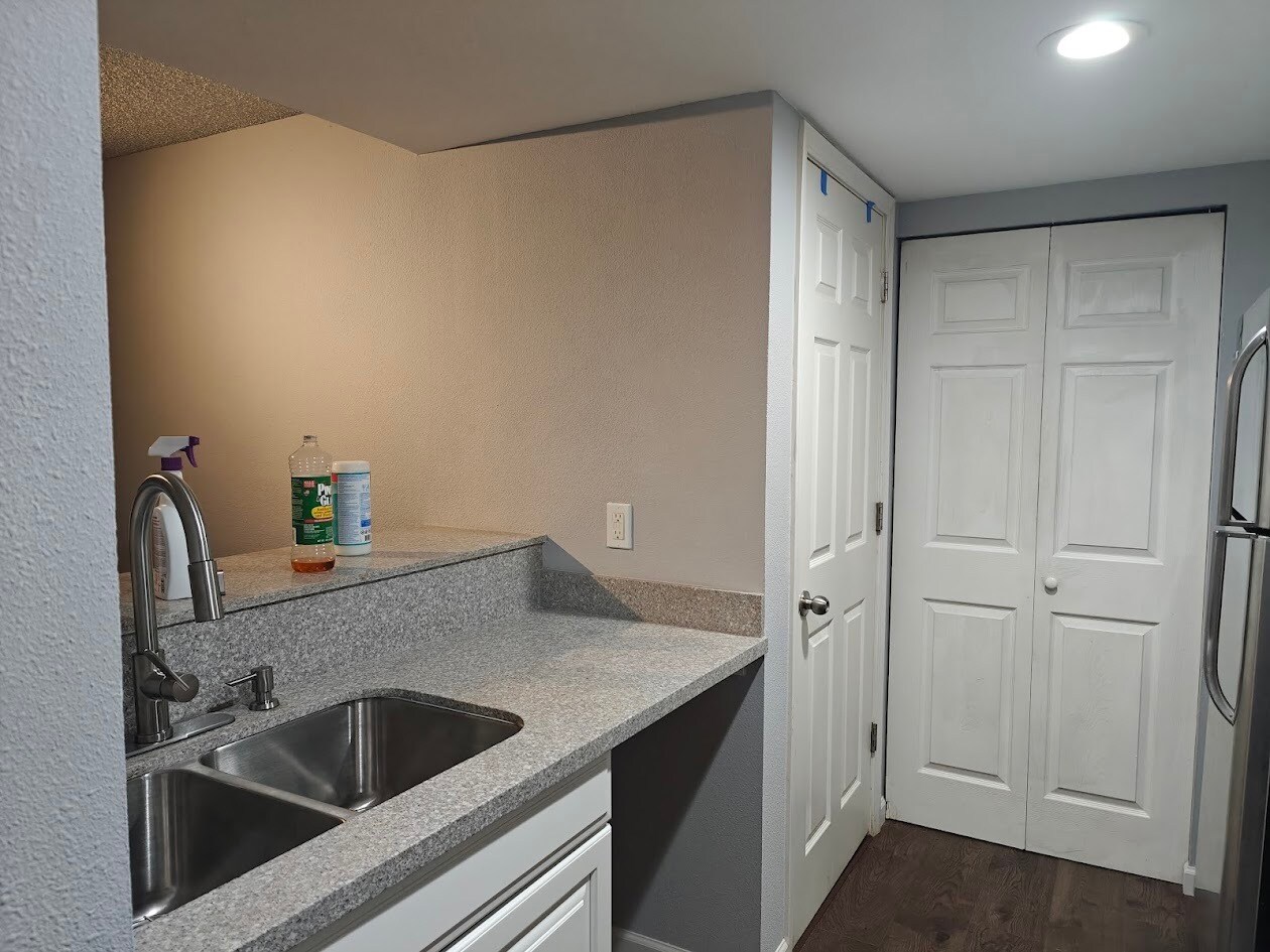 Building Photo - 611 SW 5th Ct