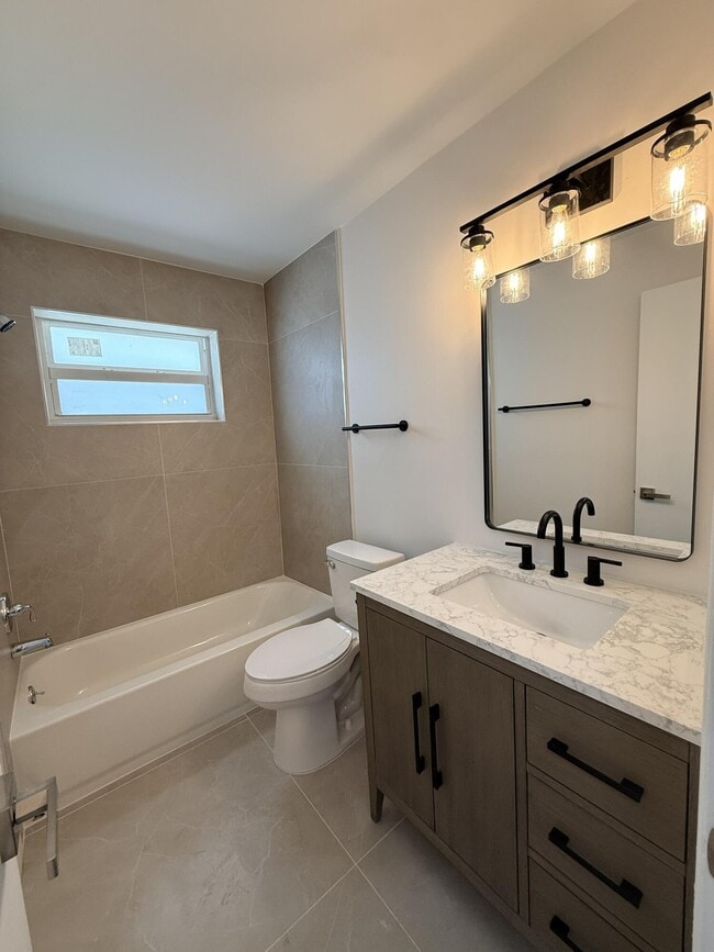 Building Photo - 442 SW 14th Ct