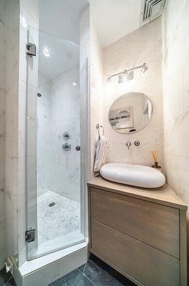 Building Photo - 20 E 17th St