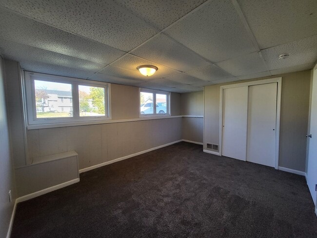 Building Photo - 4 Bedroom split-level home with garage!