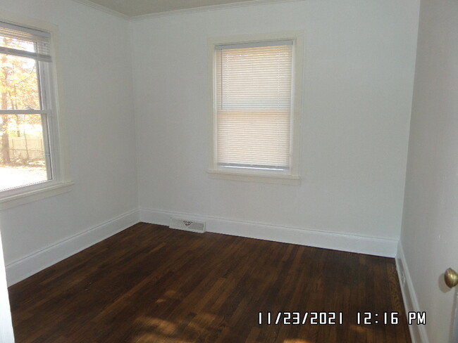 Building Photo - 2124 Ravendale St