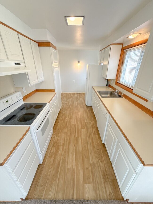 Building Photo - 3 Bedroom, 1.5 Bath House in Pacific Terrace neighborhood