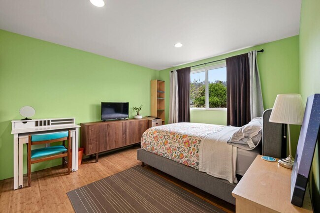 Building Photo - 796 Crespi Dr
