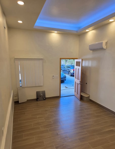 Building Photo - 3153 India St