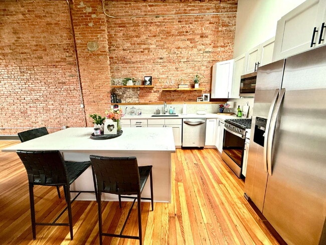 Building Photo - Beautifully Refinished Historic Downtown Apartment!