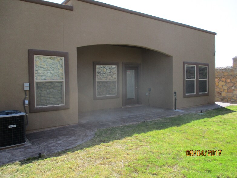 Building Photo - 12053 Silver Crown