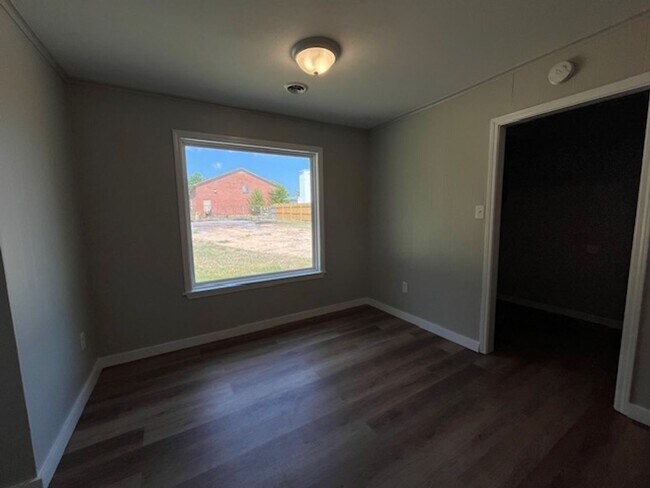 Building Photo - Renovated 3 Bedroom 1.5 Bath Home for Rent!