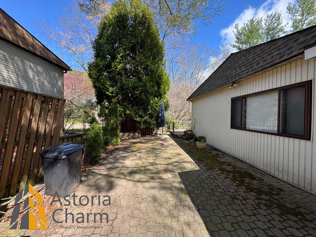 Building Photo - Spacious 5 Bedroom 3 Bath + Den Single Family Detached Home