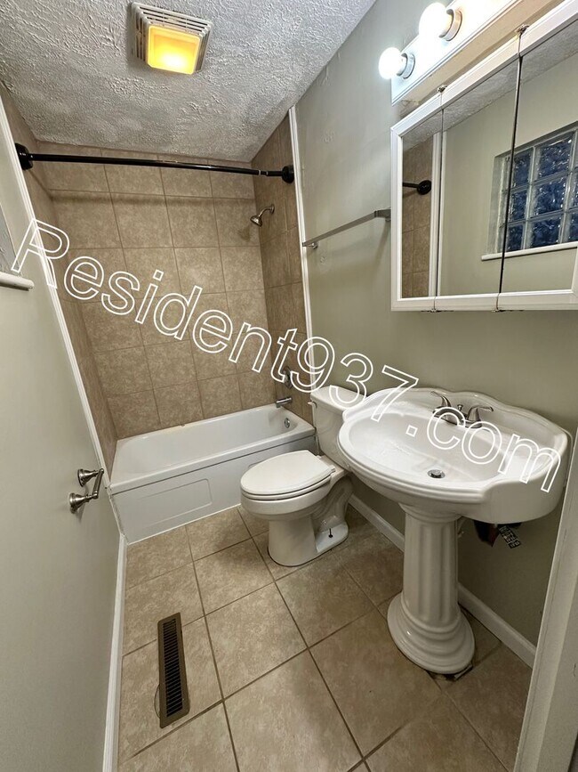 Building Photo - 3 Bed 2 bath Home