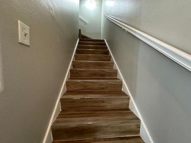 Building Photo - 2005 Cross St