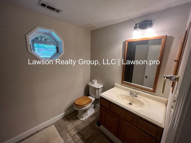 Building Photo - Beautiful Cave Spring Split Level with Bac...