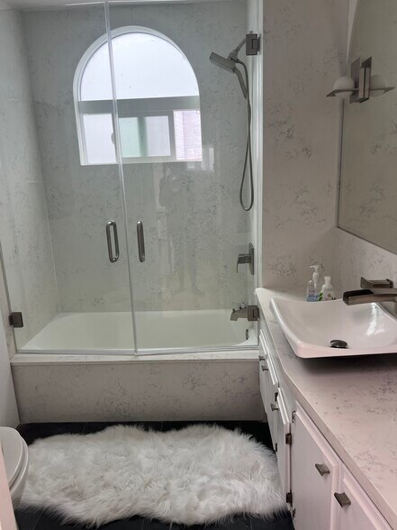 Upstairs bathroom with tub and snower - 3512 Pacific Ave