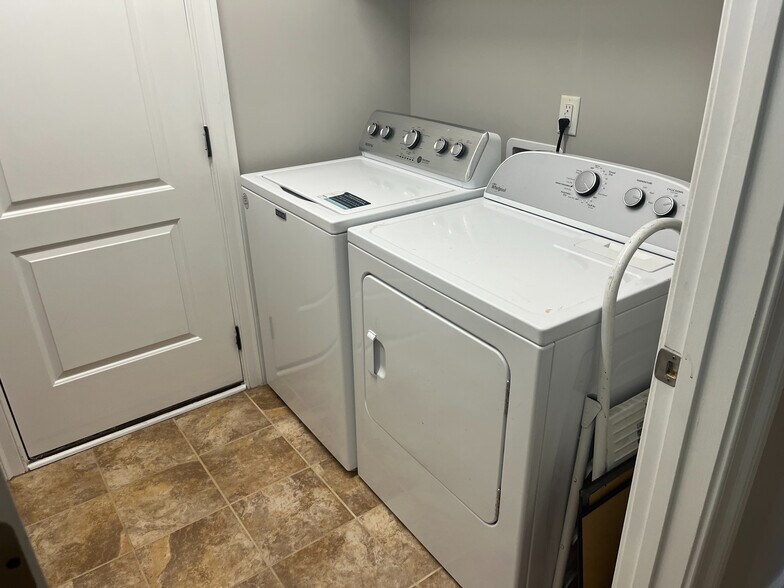 Building Photo - Room in House on Ray Rd