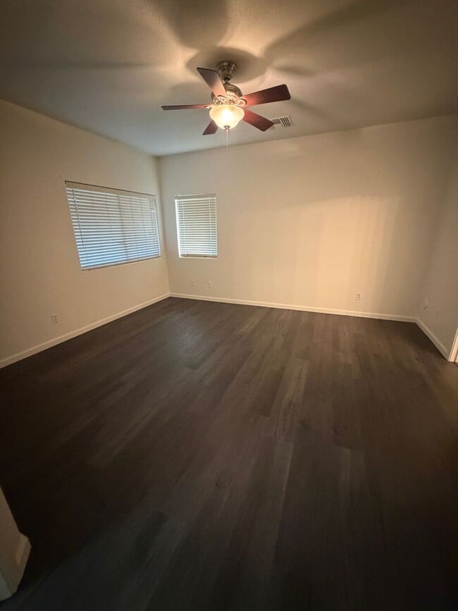 Building Photo - Welcome home to this meticulously maintained property in desirable Sun Groves Subdivision!