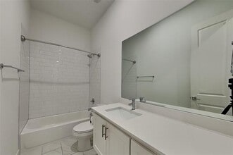 Building Photo - 112 E Oscar Dr