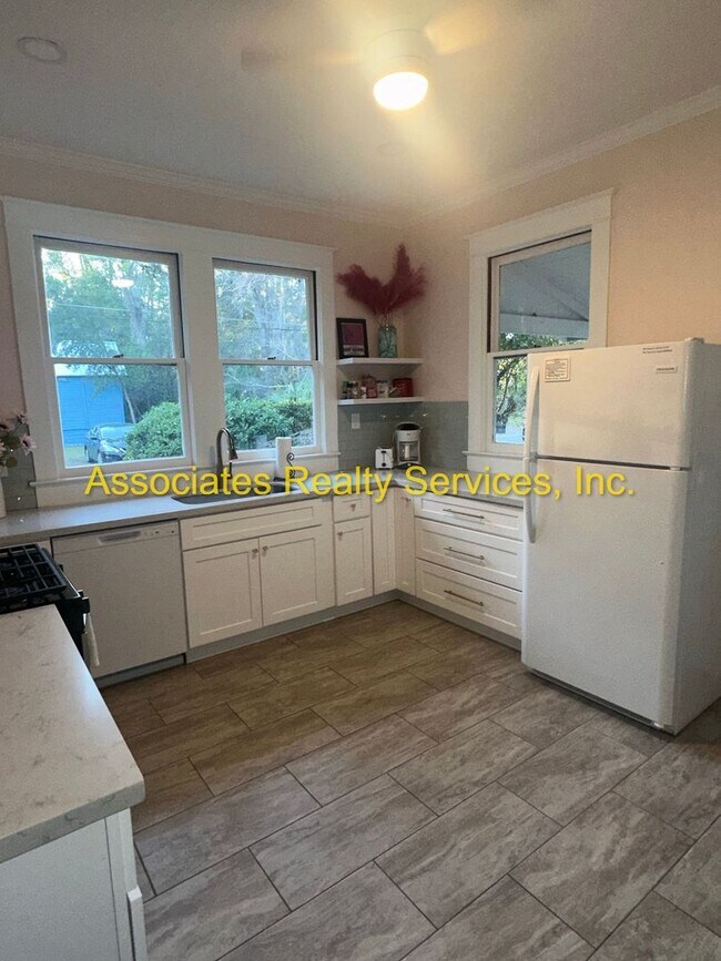 Building Photo - Totally Remodeled Vintage Home - FULLY FURNISHED!!!