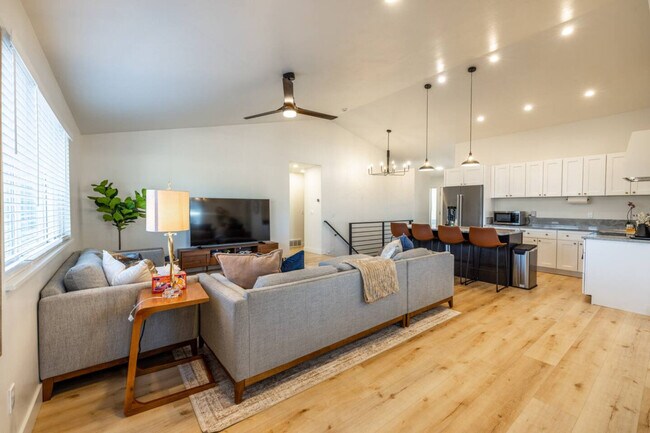 Building Photo - 1157 E Sego Lily Dr