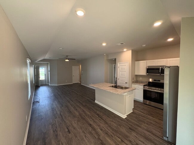 Building Photo - 3 bed, 2 bath available for rent now!