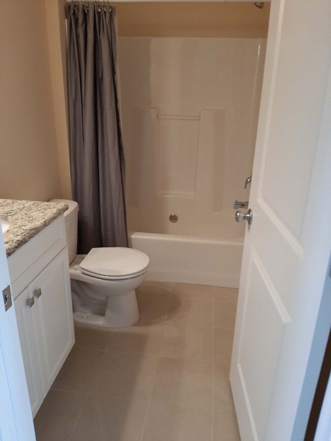 Building Photo - 3 BR/4 BA Townhome - Vineland - Kings Cros...