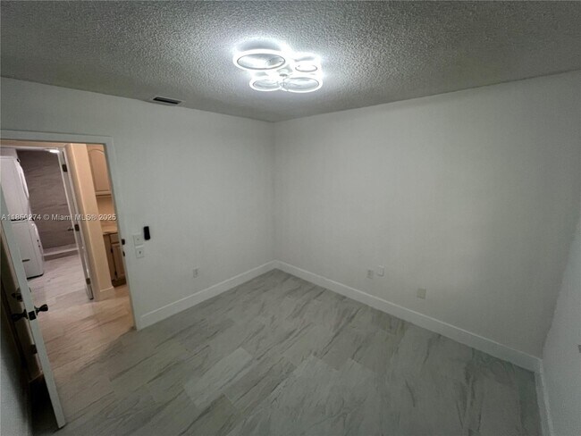 Building Photo - 9501 E Calusa Club Dr