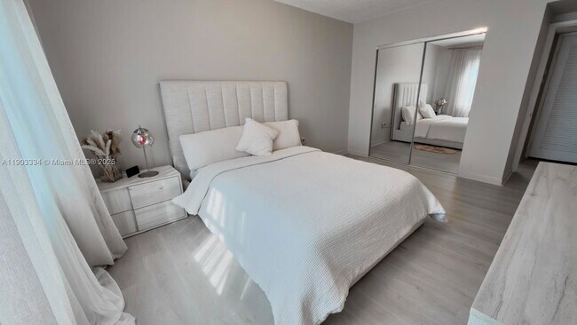 Building Photo - 400 Kings Point Dr