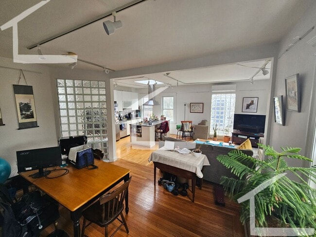 Primary Photo - Mid Cambridge 3 bed 2 bath Stunner! for 9/...