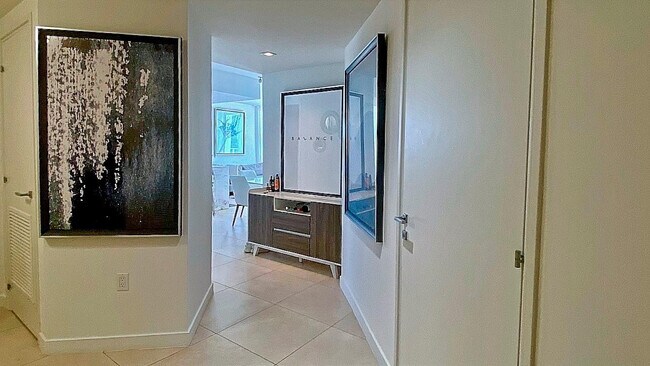 Building Photo - 401 N Birch Rd