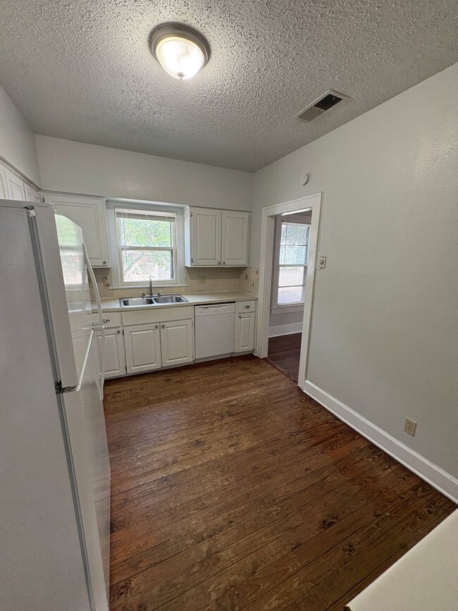 Building Photo - Charming 3 Bed | 2 Bath Home Near UT & Downtown Austin – Classic Character Meets Prime Location!