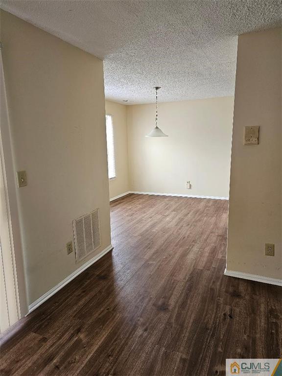 Building Photo - 5 Tanglewood Ct