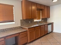 Building Photo - Central 3 Bedroom