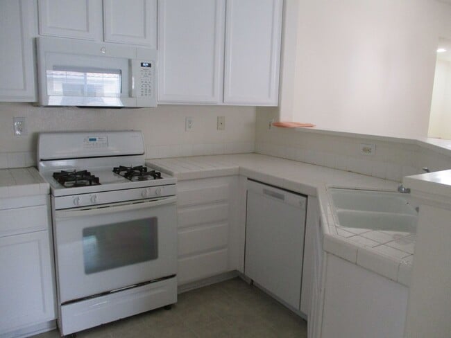 Building Photo - Very nice 2 bedroom 2 bath town home in Chula Vista.