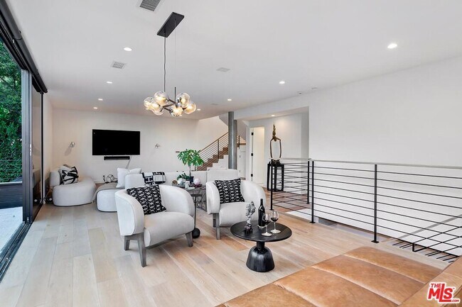Building Photo - 2164 Sunset Plaza Dr