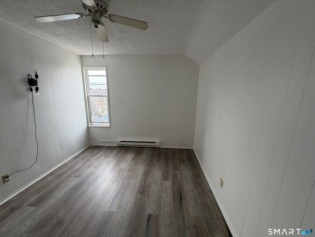 Building Photo - 571 Baldwin St